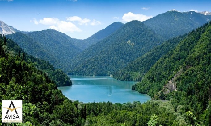 دریاچه ریتسا جاذبه‌ای زیبا در میان گرجستان