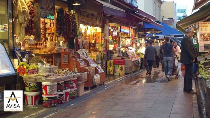 بازار کادیکوی استانبول؛ از کتاب‌های قدیمی تا کیف و کفش‌های برند