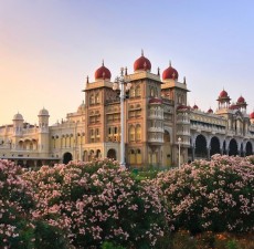 در سفر‌ از زیباترین کاخ‌های دنیا بازدید کنید
