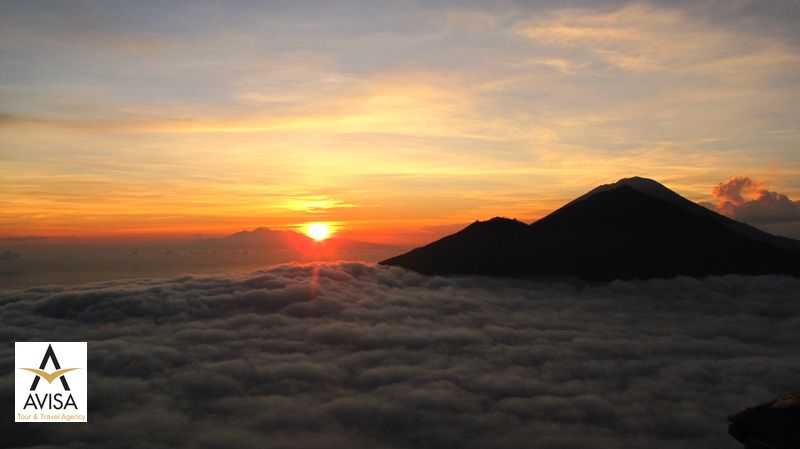 طلوع خورشید را بر فراز کوه باتور تماشا کنید