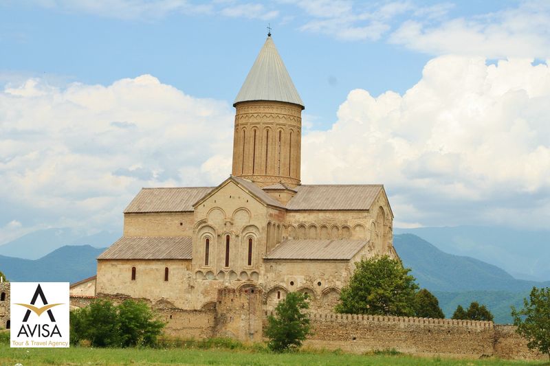 کلیساها و صومعه‌های بسیاری در گرجستان خواهید دید