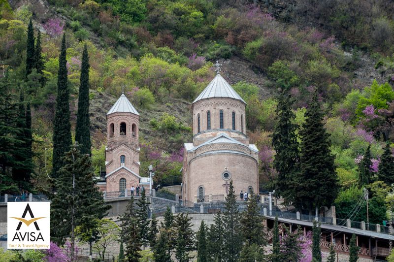 از کلیسای کوهستانی باستانی دیدن کنید