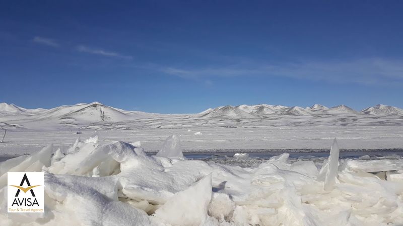 دریاچه از برکه یخ زده