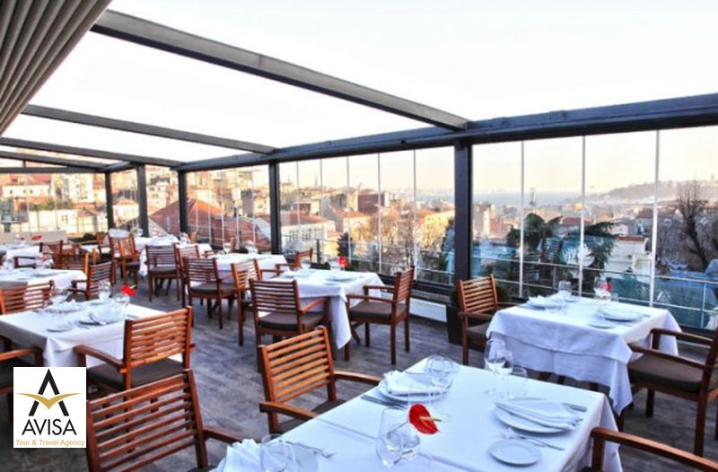 رستوران لاموئت، با چشم‌انداز محله‌های قدیمی استانبول (La Mouette)